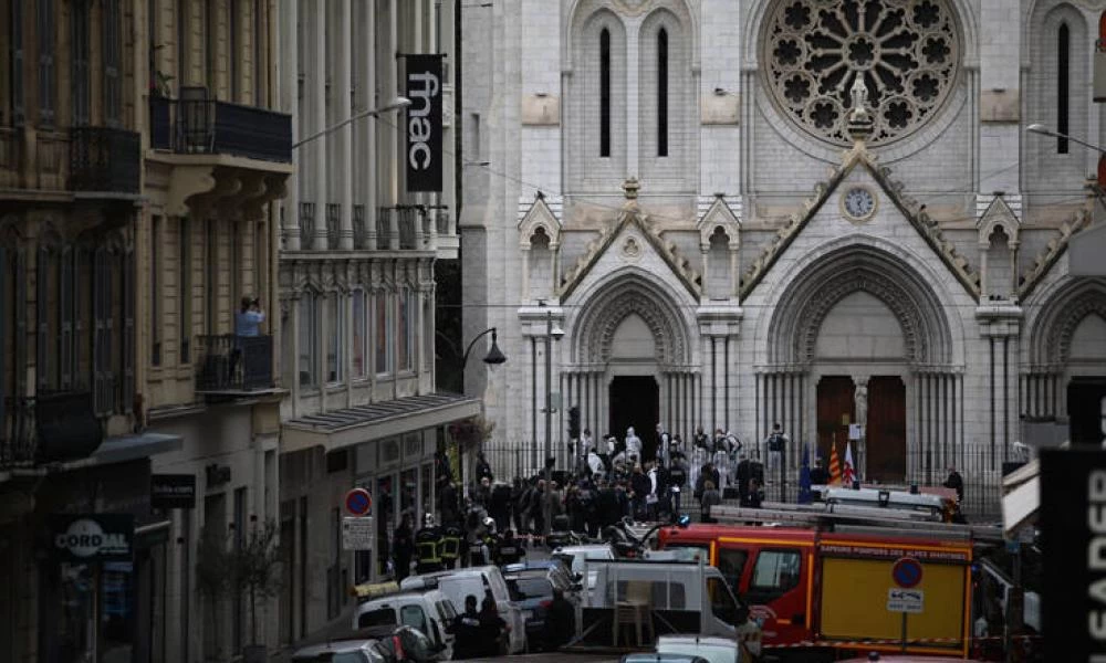 Συγκλονισμένη η Γαλλία μετά το τριπλό φονικό - Ενός λεπτού σιγή στα σχολεία